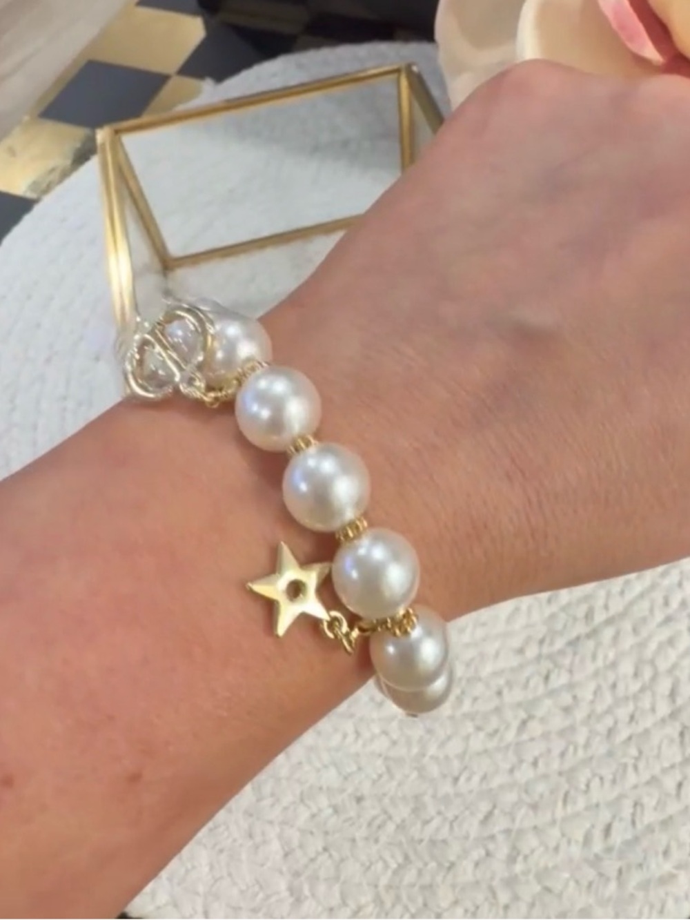 Dior Beauty Gold And white Pearl Charm Bracelet / New in Box - Picture 4 of 8